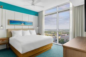 亚特兰大Club Wyndham Atlanta的酒店客房设有一张床和一个大窗户