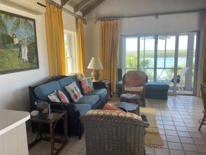 Savannah SoundSunnyside home的客厅配有蓝色的沙发和椅子