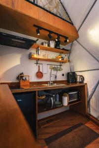 坎巴拉Glamping Atmosphera的一个带水槽和柜台的厨房