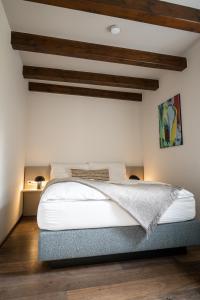 格伦德尔湖Exklusive Seeappartements beim Elfenhaus的一间卧室设有一张带木制天花板的大床。