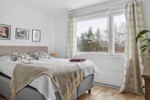 赫尔辛基Happy house的一间卧室设有一张床和一个大窗户