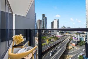 墨尔本A Modern & Spacious 2BR Apt City Views Southbank的市景阳台