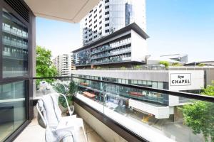 墨尔本A Lux & Cozy 2BR Apt in the Heart of Chapel Street的享有建筑景致的阳台