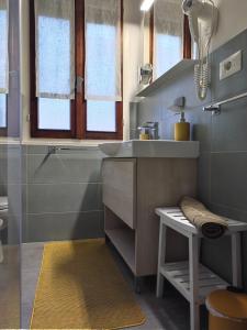 松德里奥La Casina Sondrio Valtellina的一间带水槽和一个带凳子的台面的浴室