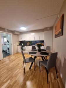 奥勒松Central Apartment Ålesund的厨房以及带桌椅的用餐室。
