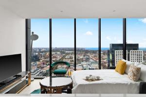 墨尔本A Cozy 2BR Apt with Panoramic Views FREE Parking的客厅配有白色沙发和大窗户