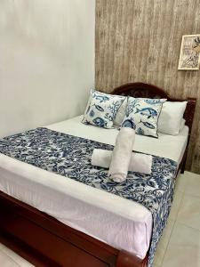 卡塔赫纳Hotel Casa Centro Historico De Cartagena Colombia的床上有两条滚毛巾