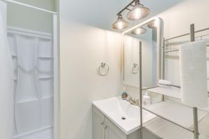 AbbevilleAbbeville Cabin on 450 Acres Near Lake Eufaula!的白色的浴室设有水槽和淋浴。