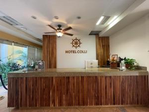 圣何塞德尔卡沃HOTEL COLLI的酒店大堂设有吊扇的酒店柜台