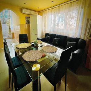 GiurgiuPensiune Perla Dunarii的客厅配有桌子和沙发
