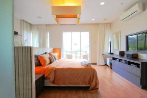 蕉赖A Spacious & Lux 4BR House with Gazebo的一间卧室设有一张床和一个大窗户