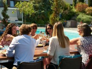 兰斯兰斯塔基诺富特酒店的一群坐在桌边喝葡萄酒的人