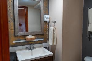 拉巴斯La Concha Beach Hotel & Club的一间带水槽和镜子的浴室