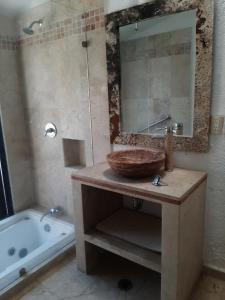 库埃纳瓦卡Quinta Edén Cuernavaca sala的浴室配有盥洗盆、镜子和浴缸
