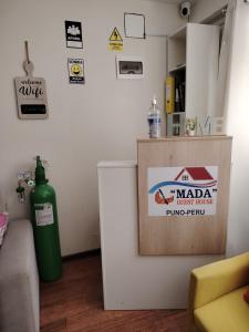 普诺MADA Guest House Puno "Hospedaje"的墙上有标志的房间和绿色消防栓