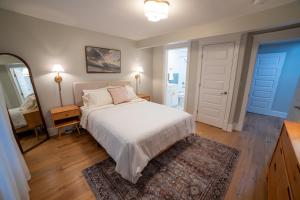 斯特劳兹堡Prime Location on Main Street的卧室配有一张白色大床和镜子