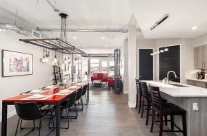 丹佛Denver suites rino arts loft - jz vacation rentals的厨房以及带红色桌椅的用餐室。