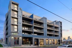 丹佛Getaway rino arts loft - jz vacations rentals的大型公寓大楼,设有停车库