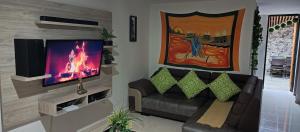 圣罗莎德卡瓦尔Donde Memo的带沙发和平面电视的客厅