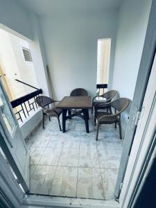 伊斯梅利亚Chalets and apartments Al-Nawras Village Ismailia的配有桌椅和钢琴的房间