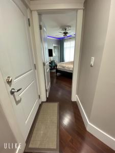 伯纳比Comfortable suite for guests to use independently的走廊上设有通往卧室的门
