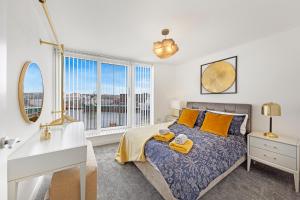阿伯丁Mearns Street Suite ✪ Grampian Lettings Ltd的一间卧室配有一张带黄色枕头的床