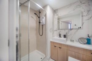 阿伯丁Mearns Street Suite ✪ Grampian Lettings Ltd的带淋浴和盥洗盆的浴室
