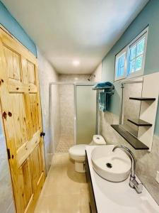TamaniqueHostal Camila’s的一间带卫生间和水槽的浴室