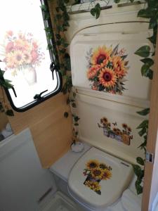 皇后镇Motorhome Experience的浴室设有鲜花和卫生间。