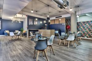 开普敦WINK Aparthotel One Thibault的一间带桌椅和柜台的餐厅