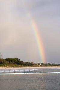 福斯特Reflections Forster Beach - Holiday Park的海滩上的彩虹,有桥和水