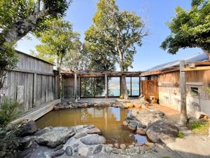 四万十市Shimanto Yamamizuki - Vacation STAY 20679v的房子后院的一个池塘
