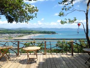 四万十市Shimanto Yamamizuki - Vacation STAY 20670v的一个带桌椅的海景甲板