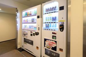 町田市新宿屋酒店的大楼内出售汽水的自动售货机