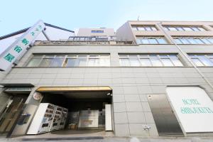 町田市新宿屋酒店的一座高大的建筑,有通往建筑物的门