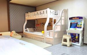 庆州GyeongJu Kids & Family Hotel的儿童卧室配有带梯子的双层床