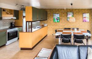 斯考比3 Bedroom Cozy Home In Sydals的厨房以及带桌椅的用餐室。