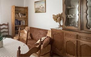 切哈诺维茨Stunning Home In Trynisze Moszewo With Wifi的客厅配有沙发和桌子