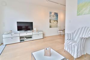 朗格奥Orange Hygge Haus的白色的客厅配有电视和椅子