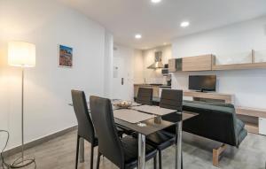 丰特-德彼德拉Cozy Apartment In Fuente De Piedra With Swimming Pool的用餐室以及带桌椅的厨房。