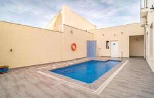 丰特-德彼德拉Cozy Apartment In Fuente De Piedra With Swimming Pool的一座建筑物中央的游泳池