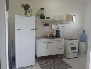 彼得罗利纳Seu apto em Pnz的厨房配有白色冰箱和微波炉