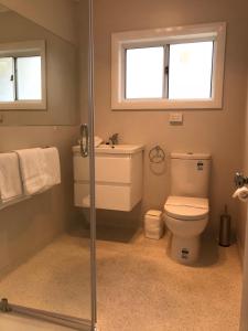 奥福德奥福德海洋酒店的浴室配有卫生间、盥洗盆和淋浴。