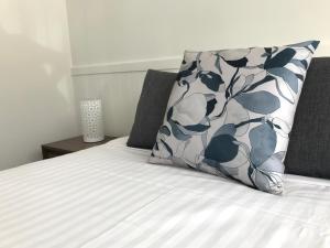 奥福德奥福德海洋酒店的床上有蓝色和白色的枕头
