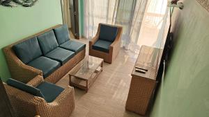 圣玛尔塔Apartamento 1403 Edificio Karey El Rodadero的客厅配有沙发、椅子和桌子