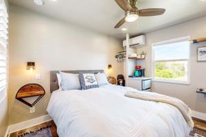 费南迪纳比奇Beach 5 Villas #B1的一间卧室设有一张大床和一个窗户。