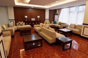 TaytayMonaco Hotel的带沙发和桌子的大型客厅