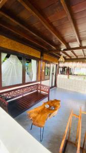 金巴兰Balangan海景简易别墅的客厅配有木桌和沙发