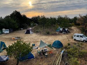 四万十市雅玛米苏度假屋的帐篷和面包车的野营区空中景观