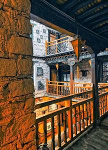 拉萨拉萨香巴拉宫精品酒店的一座带围栏和阳台的石头建筑